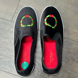 NWOT Isaac Mizrahi Christmas wreath velvet loafers